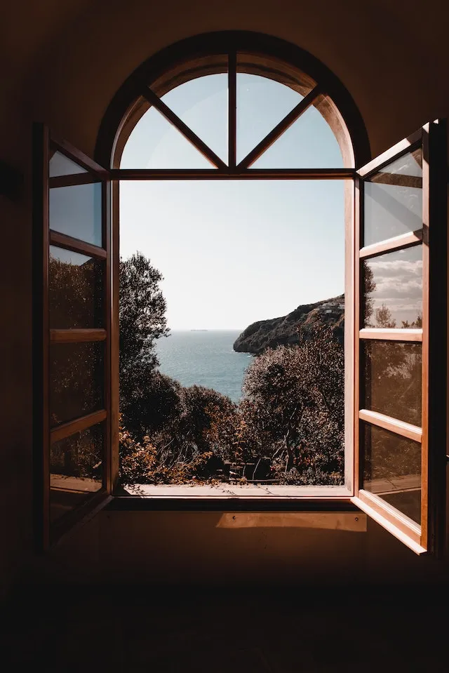 Une fenêtre avec vue sur la mer